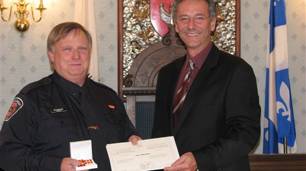 Pompier honoré pour ses 30 années de services distingués à Chambly